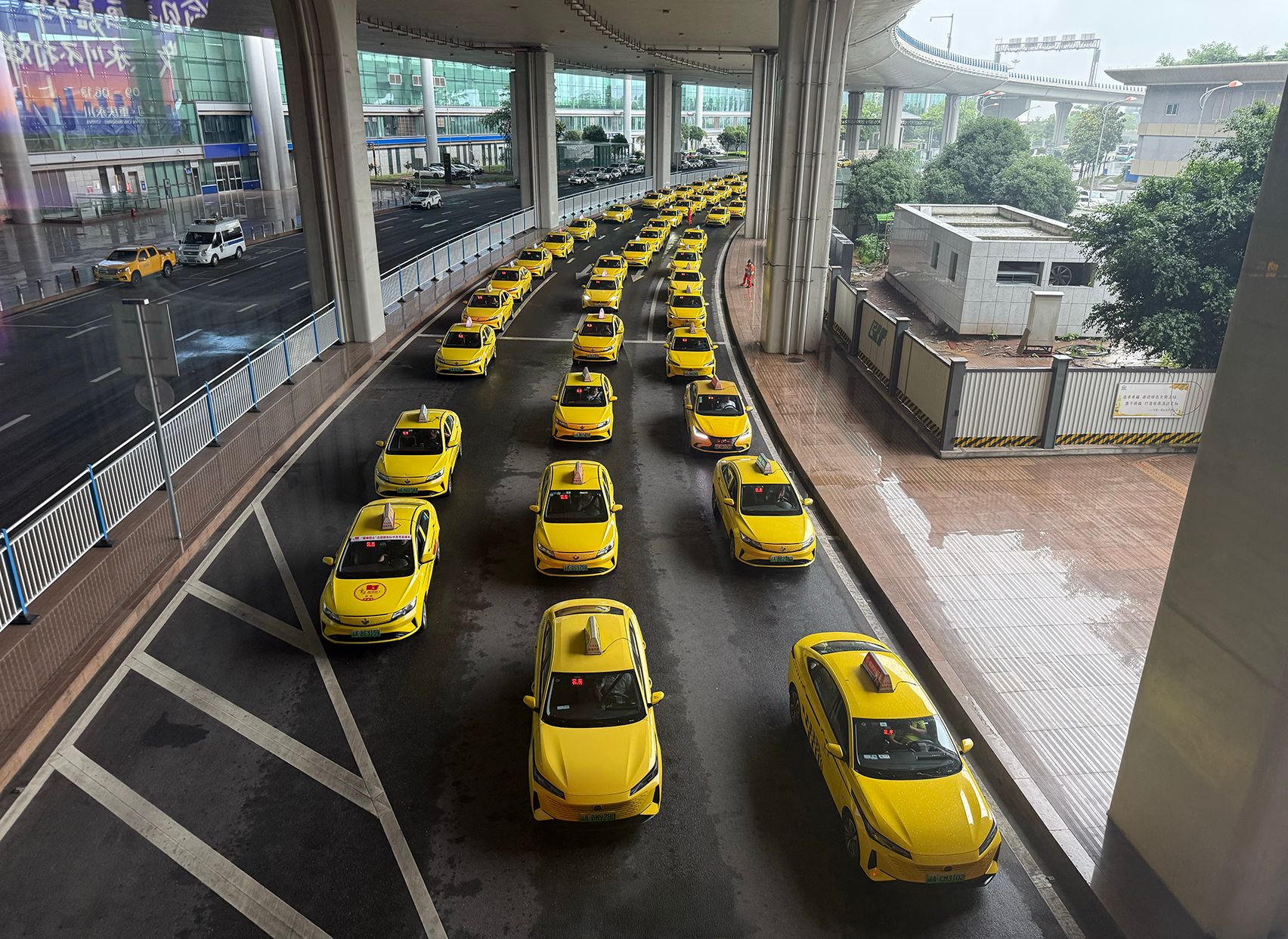 3 lane taxi lineup