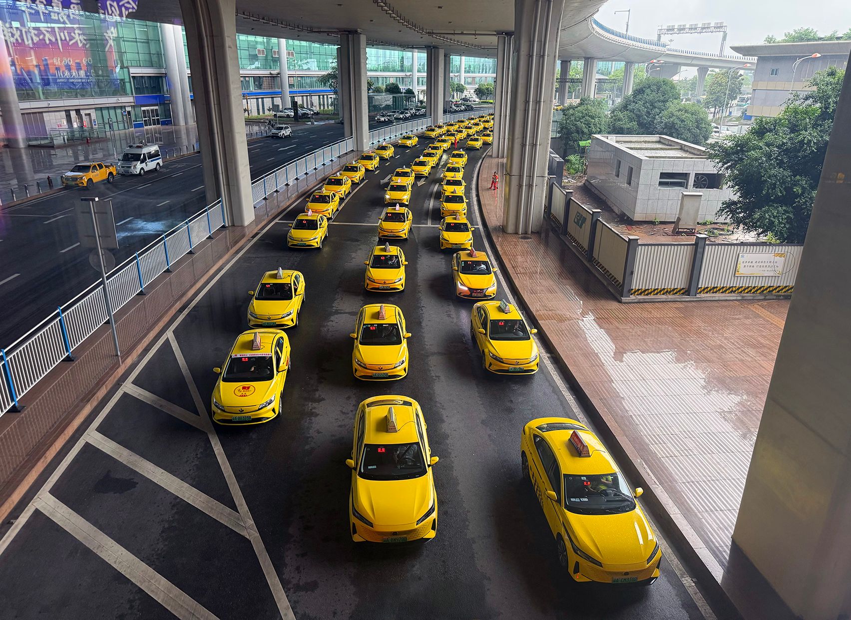 3 lane taxi lineup
